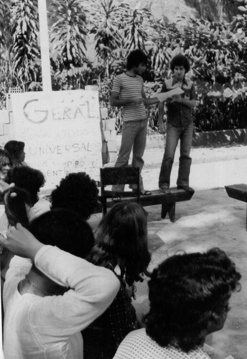 Em 1977, Claufe e Leonel Aguiar no lançamento do jornal Geral, no Rio de Janeiro. Luiz Petry, que também editava o periódico, assiste da plateia.