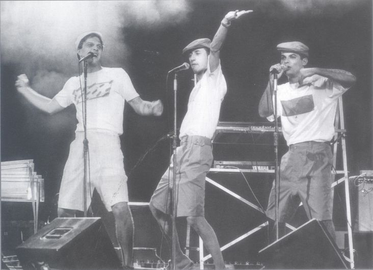 Formado por Pedro Bial, Luiz Petry e Claufe Rodrigues, o grupo Os Camaleões se apresenta no Festival dos Festivais, da TV Globo, em 1985.