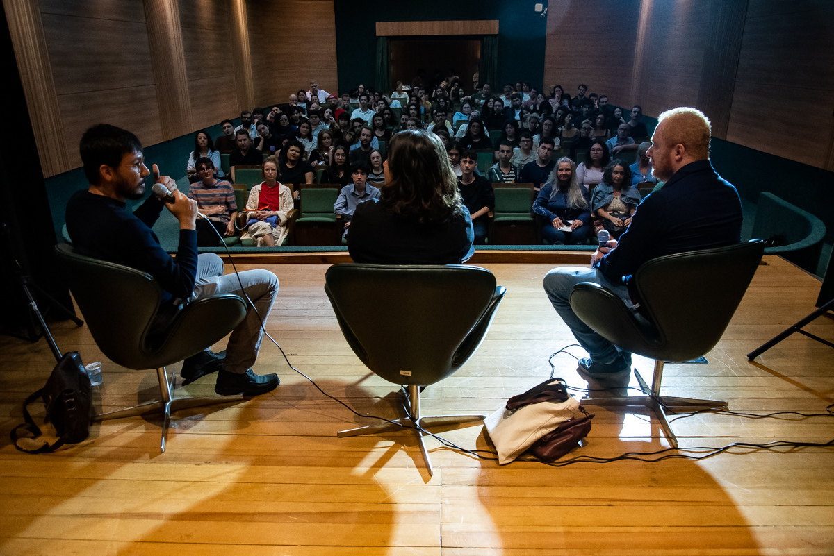 Mesa Poesia brasileira contemporânea: entre crítica & criação, com Ana Martins Marques e Gustavo Silveira Ribeiro