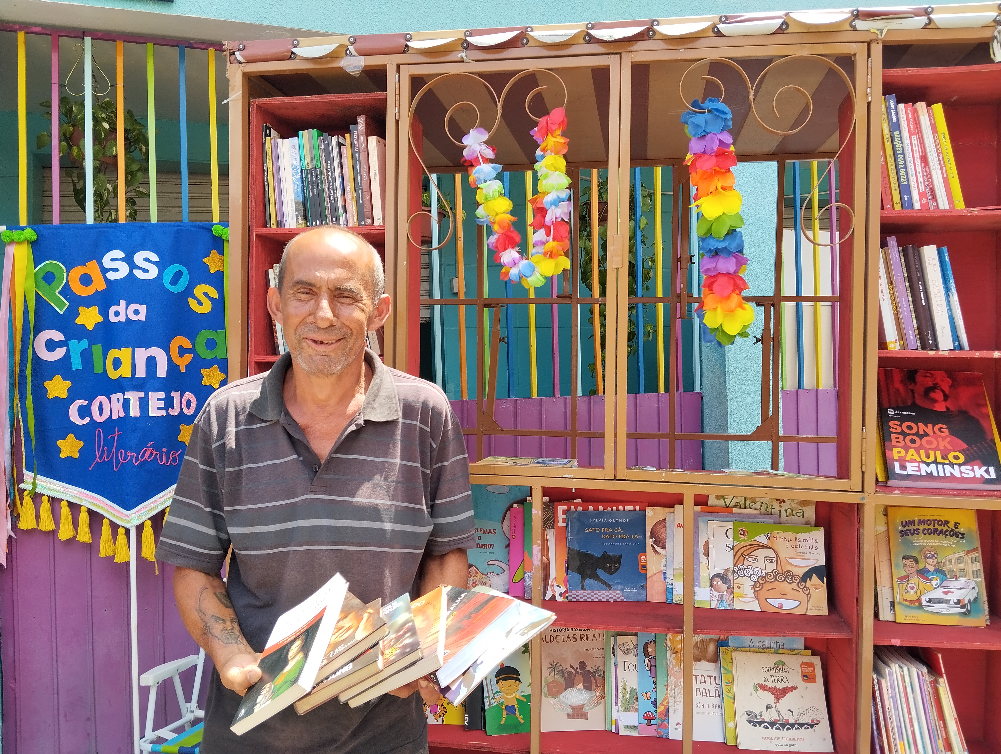 João Francisco lê um livro por dia que empresta do Carrinho Fantástico