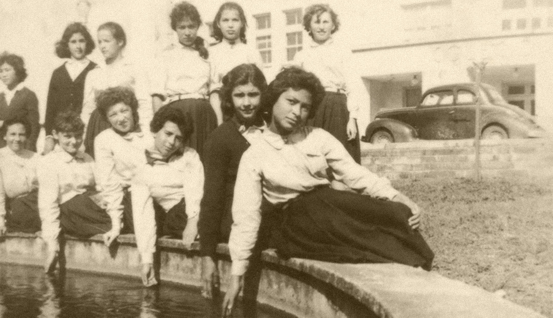 Aos 12 anos (Alice Ruiz é a terceira sentada, com a mão na água)