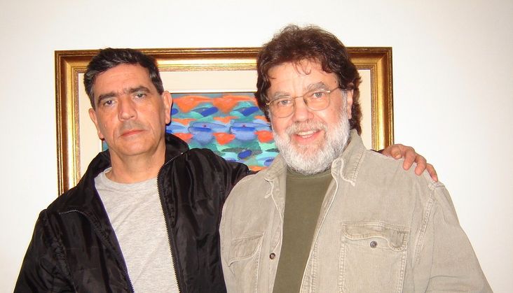 Nos anos 1980, o biógrafo colaborou com o jornal Nicolau, editado pelo escritor Wilson Bueno (à esquerda)