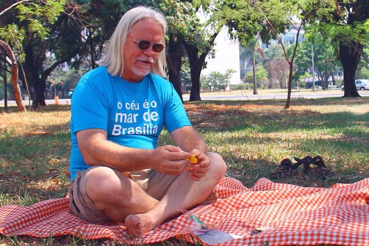 Nicolas Behr vive em Brasília desde 1974, onde, desde 1977, publica em livros poemas, muitos dos quais sobre a capital federal.