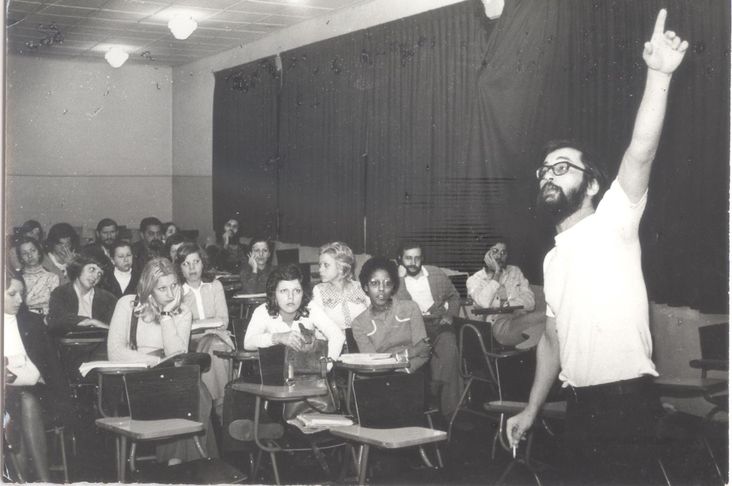 Paulo Leminski, em uma palestra em Londrina, cidade que, em sua opinião, “não tinha provincianismo”.