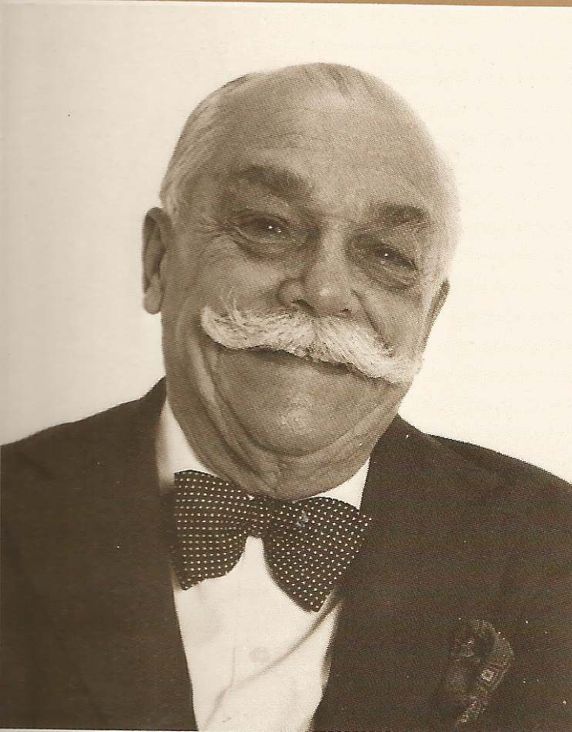 O cartunista e colecionador Alvarus, com seu bigode marcante