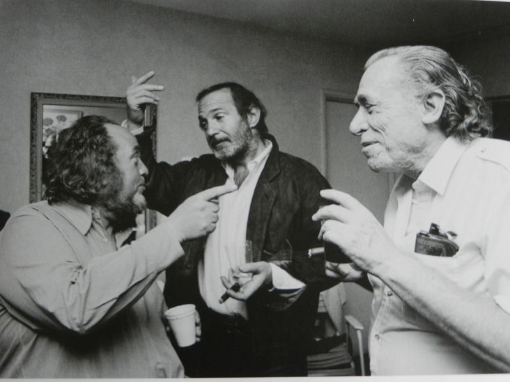 Da esquerda para direita, o diretor italiano Marco Ferreri, o ator americano Ben Gazarra e Bukowski. Ferreri foi o diretor de Crônica de um amor louco, filme baseado em contos do autor americano. 