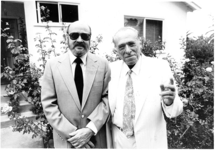 Bukowski ao lado do editor John Martin, que criou a Black Sparrow Press para editar e distribuir a obra do escritor. Martin não bebia, e a esse fato é creditado o bom relacionamento que teve durante mais de 30 anos com Bukowski, um beberrão que gostava de armar confusão. 