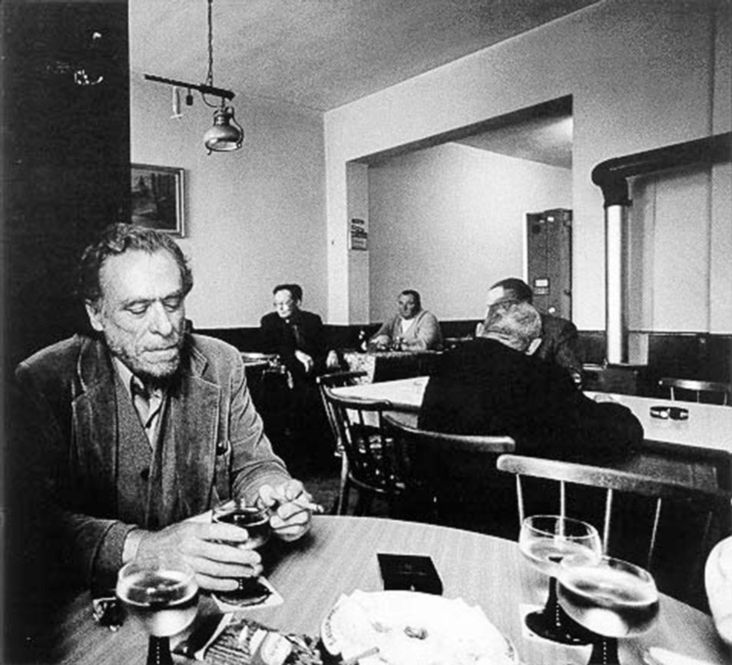 Bukowski ficou amplamente famoso por ser um beberrão — uma mosca de bar — e por basear muitas de suas histórias nas próprias experiências com álcool. Mas não se considerava um alcoólatra. Para o escritor, um homem produtivo como ele não poderia ser taxado de alcoólatra. 