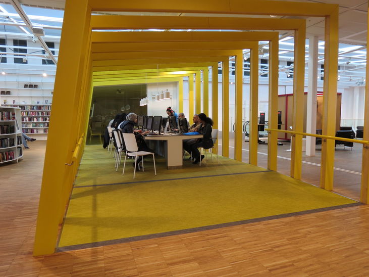 A Biblioteca de Kista, localizada em Estocolmo (Suécia) foi eleita, em 2015, a melhor do mundo por representantes da Federação Internacional de Associações de Bibliotecas (IFLA). Construída em um shopping center, recebeu destaque por causa de sua arquitetura e design de interiores e pela presença de tecnologias digitais.