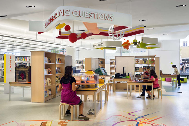 A Biblioteca Queens, em Nova York, possui um espaço, o Discover!, para crianças, com amplo acervo e equipamentos, além do design já reconhecido com prêmios pelo fato de proporcionar conforto ao público.