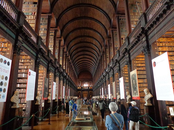 A biblioteca da Trinity College, localizada em Dublin, na Irlanda, é um exemplo de “espaço agradável”: o prédio central abriga 200 mil títulos em um cenário onde é possível conferir, entre outras atrações, bustos de mármore de personalidades como William Shakespeare e Aristóteles.