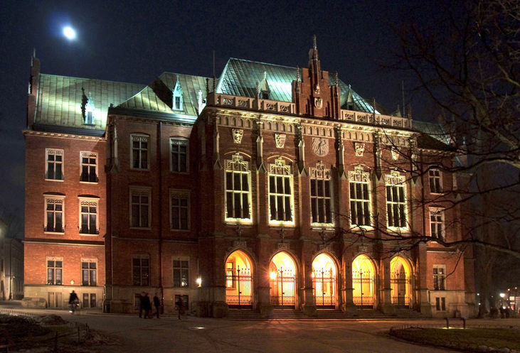 A universidade Jaguelônica, em Cracóvia, fundada em 1364, é a mais antiga instituição de ensino superior do país e uma das mais antigas do mundo. A poeta cursou sociologia na universidade, mas não chegou a se formar.