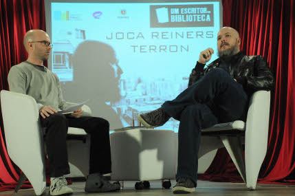 O jornalista Irinêo Netto conversa com Joca Terron no segundo encontro do projeto “Um Escritor na Biblioteca” em 2012.