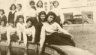 Aos 12 anos (Alice Ruiz é a terceira sentada, com a mão na água)