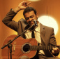 Nascido em Curitiba, Carlos Machado já lançou quatro álbuns com a banda Sad Theory (1998-2008) e, em carreira solo, os álbuns Tendéu (2008), Samba portátil (2010) e Longe (2012). 