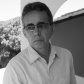 Antonio Carlos Viana nasceu em 1946, em Aracaju (SE). É mestre em teoria literária pela PUCRS e doutor em literatura comparada pela Universidade de Nice, na França.