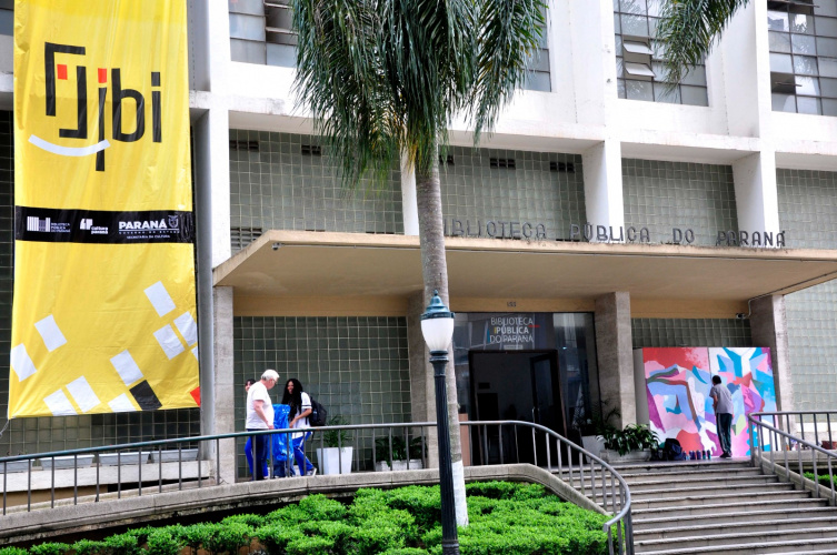 Fachada da Biblioteca Pública do Paraná durante a Flibi 2023