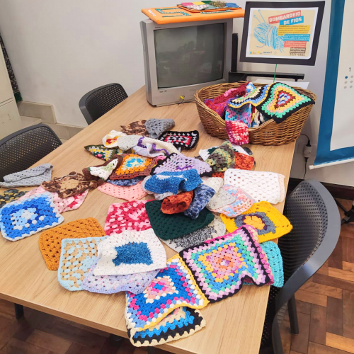 Artes em crochê doadas para a Seção Braille