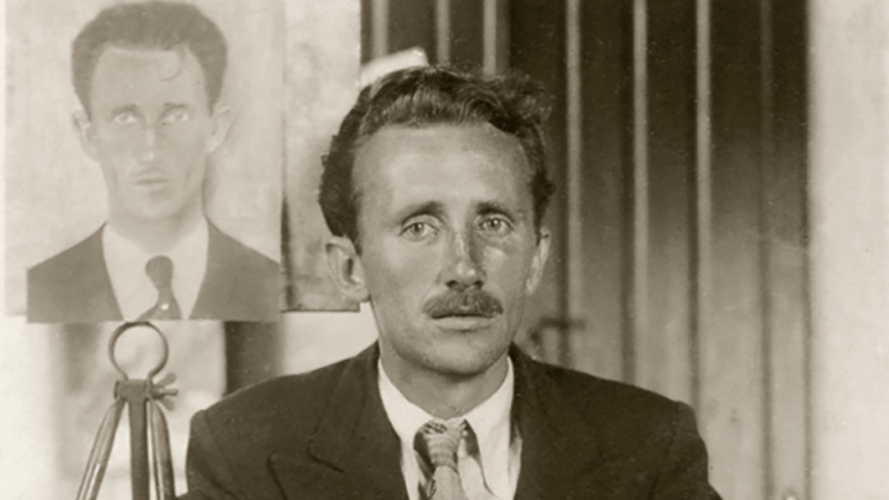 O artista na casa da Av Silva Jardim com o autoretrato ao fundo