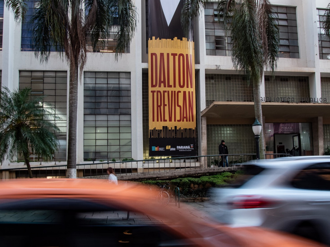 Banner comemorativo de 100 anos de Dalton Trevisan