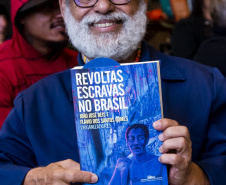 Estante Afro — Maria Águeda