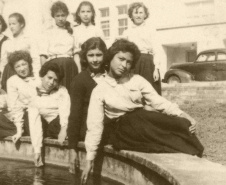 Aos 12 anos (Alice Ruiz é a terceira sentada, com a mão na água)