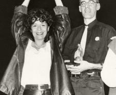 Alice Ruiz com Caio Fernando de Abreu, recebendo o Jabuti de Poesia de 1989