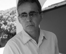 Antonio Carlos Viana nasceu em 1946, em Aracaju (SE). É mestre em teoria literária pela PUCRS e doutor em literatura comparada pela Universidade de Nice, na França.