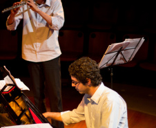 Duo instrumental presta homenagem a Debussy na Biblioteca Pública