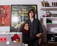 Anna Muylaert e o filho mais novo, Joaquim, de 17 anos,
com quem mora no Alto da Lapa, em São Paulo.