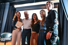 Entrega do envelope com os textos de Leminski à família