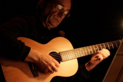 O show pretende viabilizar uma nova percepção de música por meio da mistura de sonoridades e estruturas modernas com a estética formal das canções medievais. 