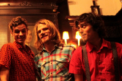 O projeto musical surgiu do encontro de amigos que queriam fazer uma banda na qual houve diálogo entre música, teatro e tecnologia.
