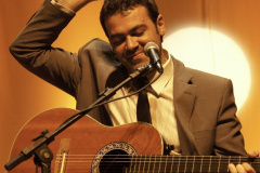 Nascido em Curitiba, Carlos Machado já lançou quatro álbuns com a banda Sad Theory (1998-2008) e, em carreira solo, os álbuns Tendéu (2008), Samba portátil (2010) e Longe (2012). 