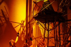 A mostra foi concebida a partir do espetáculo Babel, encenado entre 17 de outubro a 3 de novembro de 2013 em um espaço alternativo da Universidade Tecnológica Federal do Paraná, e retrata os bastidores da peça.