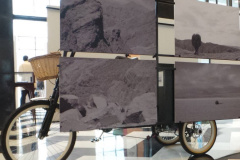 Biblioteca recebe mostra de fotografias instalada em uma bicicleta
