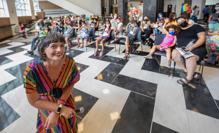 Contação de histórias, com Flávia Scherner (Fafá Conta)