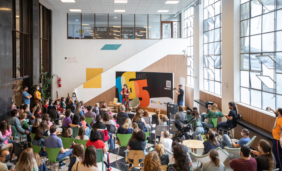 Contação de histórias, com Flávia Scherner (Fafá Conta)