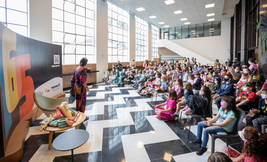 Contação de histórias, com Flávia Scherner (Fafá Conta)
