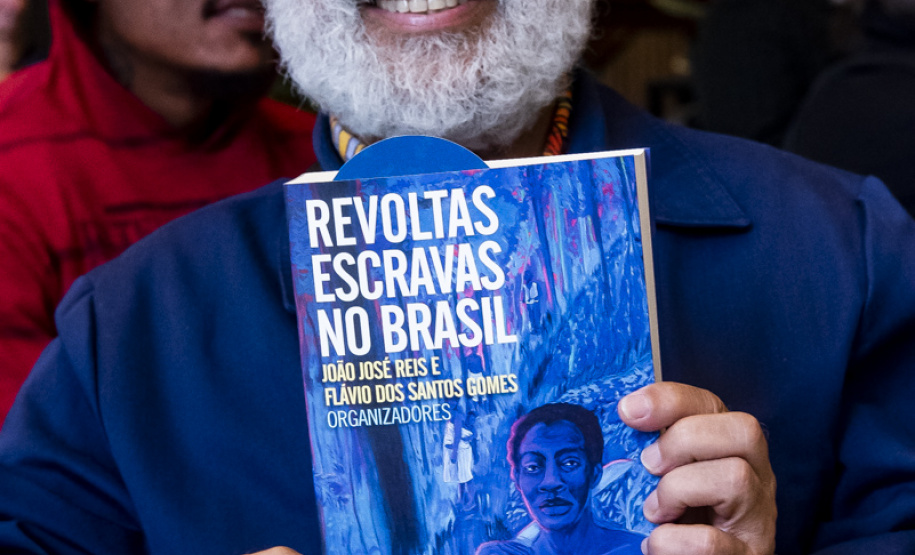 Estante Afro — Maria Águeda