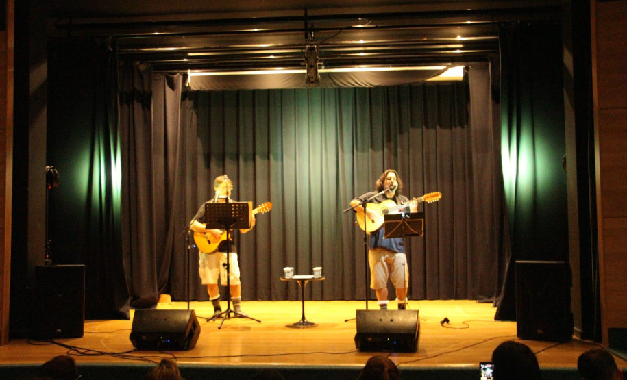 Apresentação de estreia do Cante com Livros