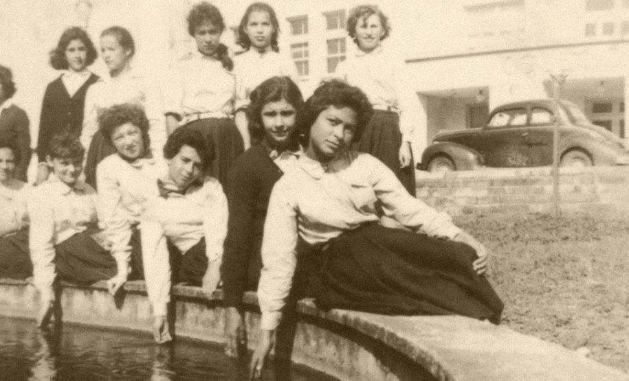 Aos 12 anos (Alice Ruiz é a terceira sentada, com a mão na água)