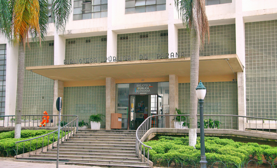 Fachada da Biblioteca Pública do Paraná