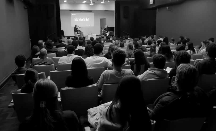 Público prestigia João Gilberto Noll em edição de "Um Escritor na Biblioteca"