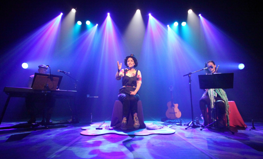 “Pássaro Livre” é um espetáculo cênico-poético-musical dirigido a diversos públicos, com ênfase no público infantil.