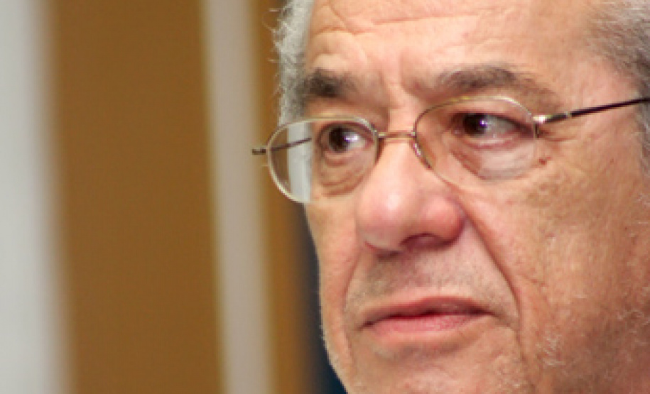 Roberto Gomes participa do segundo encontro do projeto “Um Escritor na Biblioteca” em 2013, no dia 8 de maio, a partir das 19h.