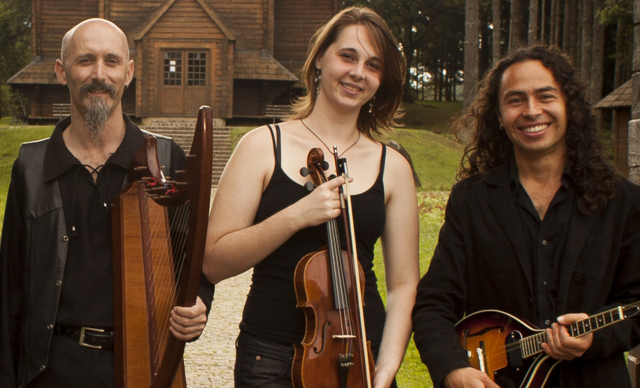 Composto por Ana Smania (violino), Carlos Simas (kantele, flautas, harpa céltica, harpa gótica, banjo) e Deni Ribas (violão e mandolim), o trio surgiu após dois anos de pesquisas sobre a cultura nórdica.