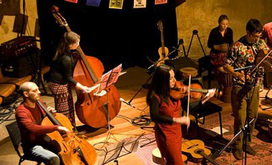 O grupo nasceu em 2002, sob o nome de Rosa Flô.