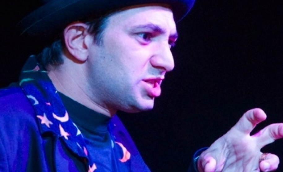 O ator Carlos Moreira apresenta para o público infantojuvenil o espetáculo de contos “LER, uma experiência incrível”