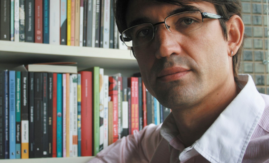 Rogério Pereira O diretor da Biblioteca Pública do Paraná e editor do jornal Rascunho falará sobre o papel da biblioteca na atualidade e os desafios no Paraná.